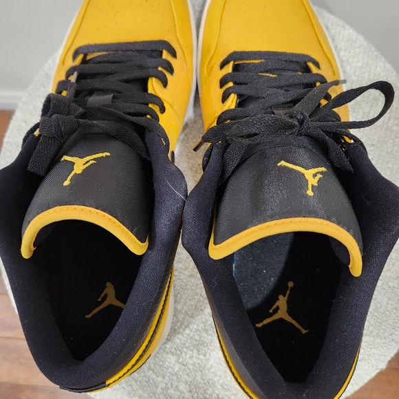 Jordan 1's Low - Picture 10 of 15